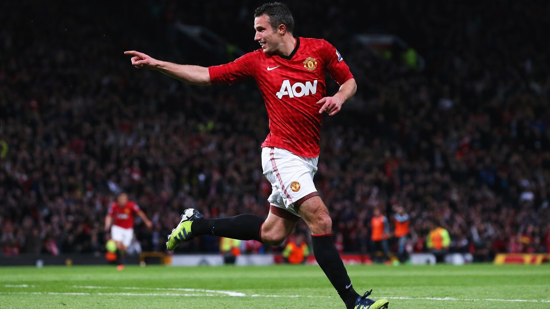 当F1引擎撕裂街道夜空,德布劳内式的赛道统治艺术