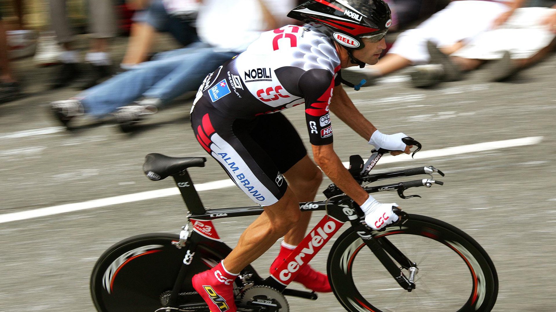 当曼城蓝月映照尼斯海岸线，一场争冠鏖战与一局突围暗棋